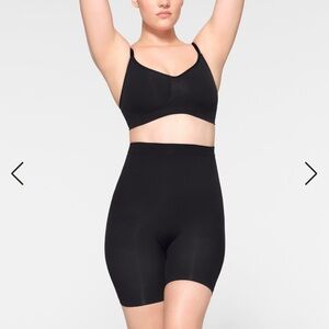SKIMS MID THIGH SHORT Shapewear S/M